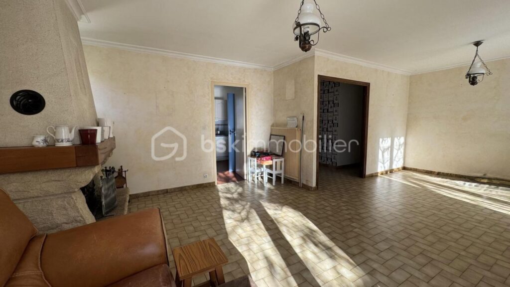 Maison familiale traditionnelle 7 pièces – 4 chambres – Grand sous-sol – Proche centre bourg de PACÉ – 6 pièces – 4 chambres – 120 m²