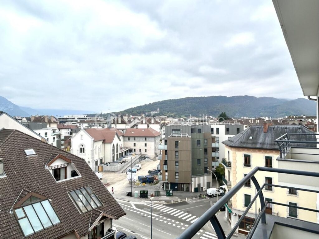 Annecy – T3 de 71m2 dernier étage vendu loué – Vue dégagée – 3 pièces – 2 chambres – 71 m²