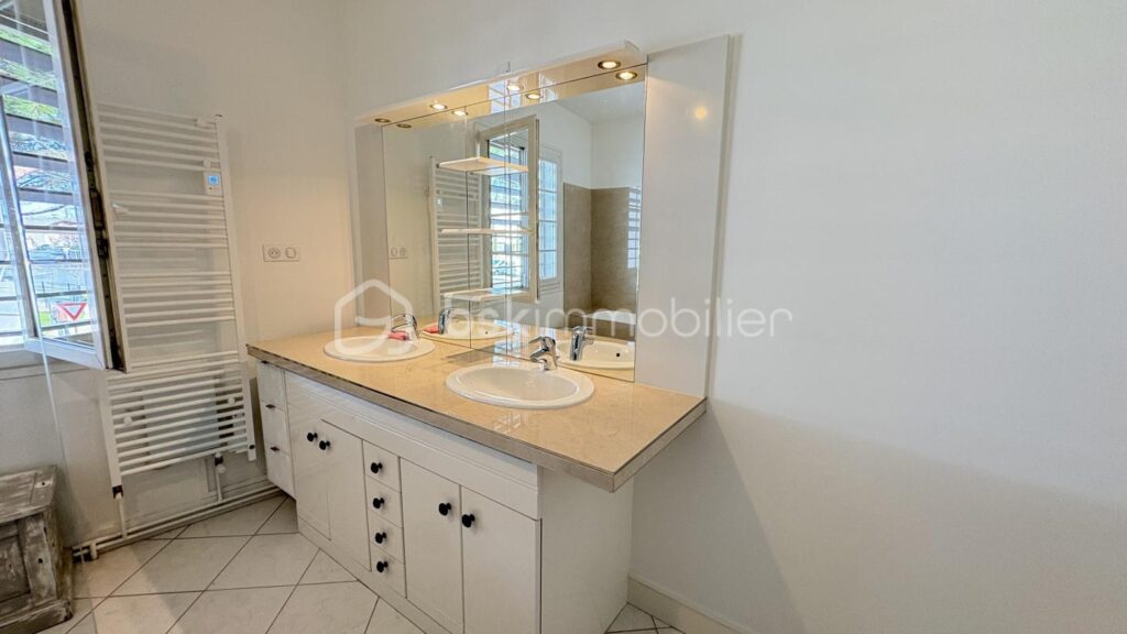 🏡 Rare en centre-ville de Bergerac – Maison 146 m² avec jardin et double garage – 6 pièces – 3 chambres – 146 m²