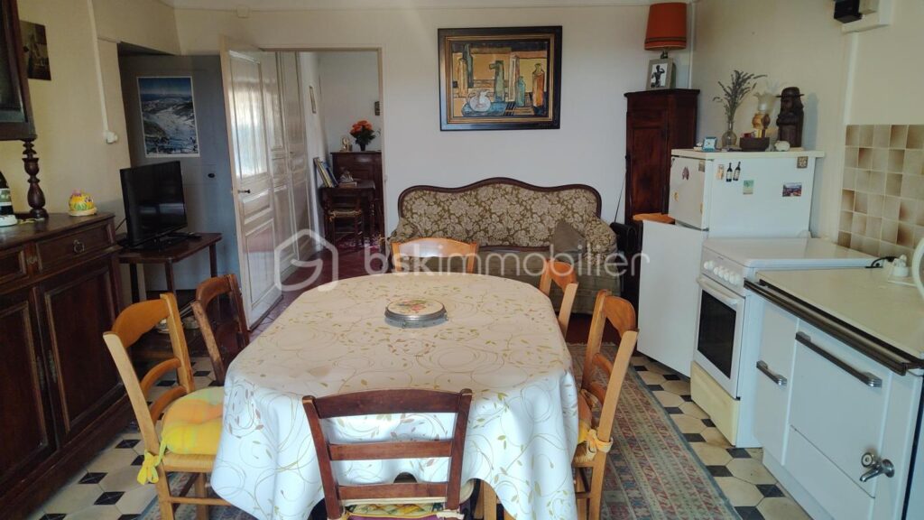 Premier niveau d’un ancien corps de ferme imprégné du charme de la Provence, avec piscine et vue exceptionnelle MONTLAUX 04230 – 4 pièces – 3 chambres – 110 m²