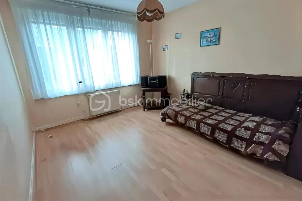 SECTEUR TOP MAISON SEMI INDIVIDUELLE LUMINEUSE, EN RETRAIT DE RUE – BEAU JARDIN GRAND GARAGE DEPENDANCES – 4 pièces – 3 chambres – 107 m²