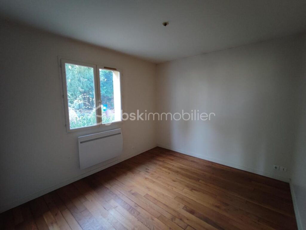 Pavillon de plain pied avec une grange de 210m²,un garage et un hangar sur 4827 m² de terrain – 3 pièces – 2 chambres – 60 m²