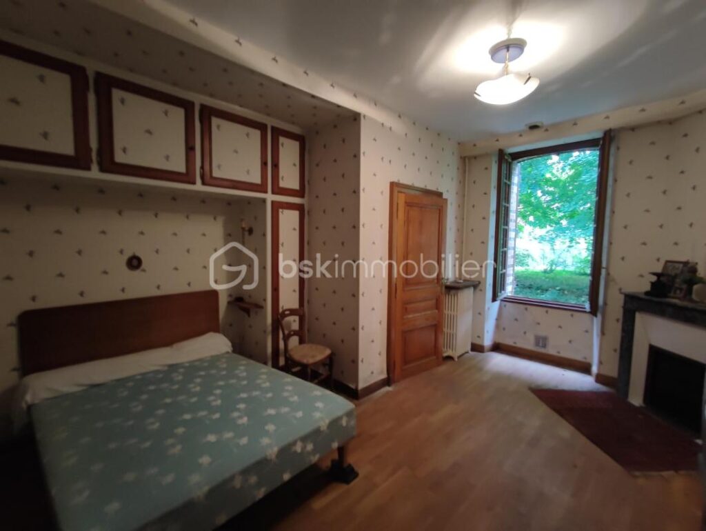 Une propriété comprenant deux habitations, une longère de 100 m² et un logement de 42 m² avec une grange et dépendances, cave sur 3406 m² de parcelle – 5 pièces – 3 chambres – 129 m²