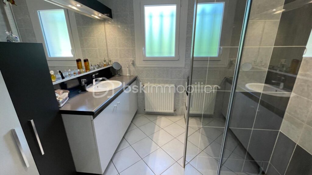 Maison rénovée avec soins sur 3532 m² de terrain non clos – 4 pièces – 3 chambres – 116 m²