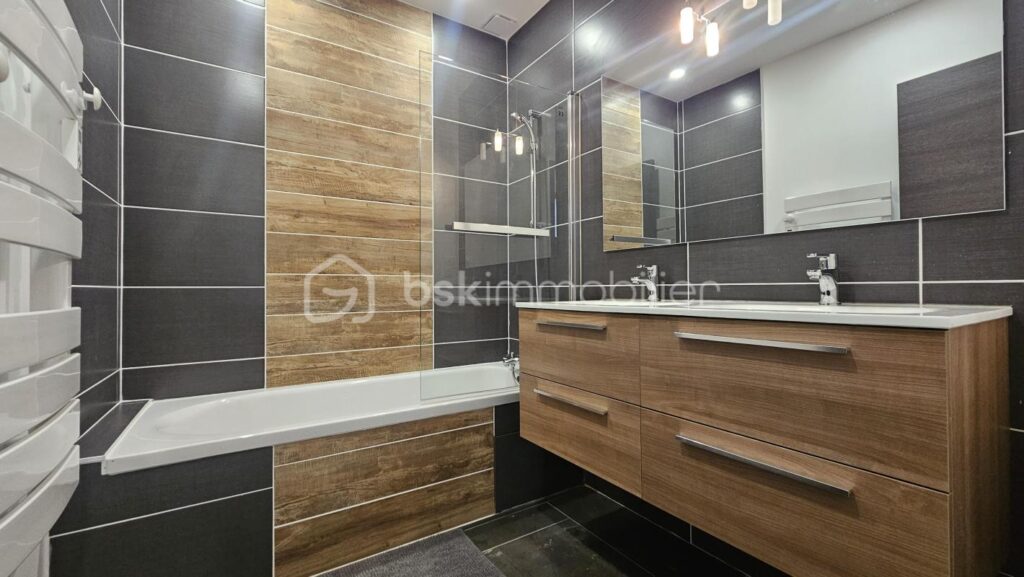 Ancien corps de ferme de 127 m2 entièrement rénové avec piscine – 4 pièces – 3 chambres – 122 m²