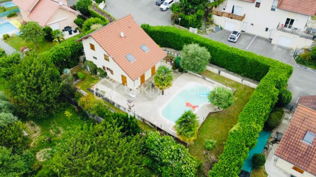 Maison F5 de 151 m² au sol, située sur les hauteurs de Voglans avec Piscine – 6 pièces – 4 chambres – 103 m²