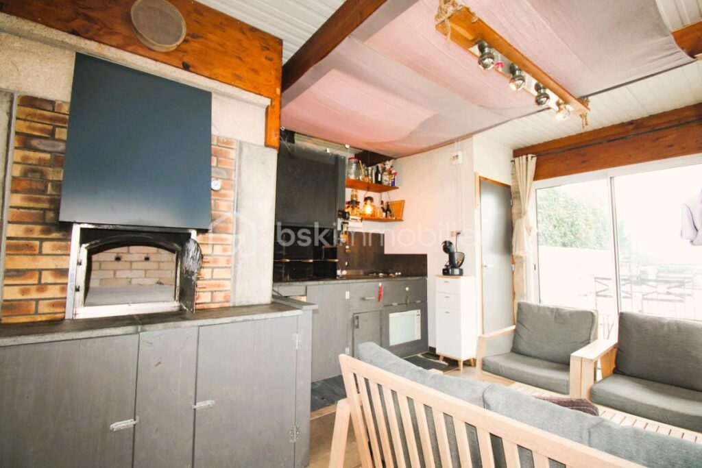 Maison individuelle de 180 M2 sur terrain de 1025 M2 à RECHESY – 5 pièces – 3 chambres – 180 m²