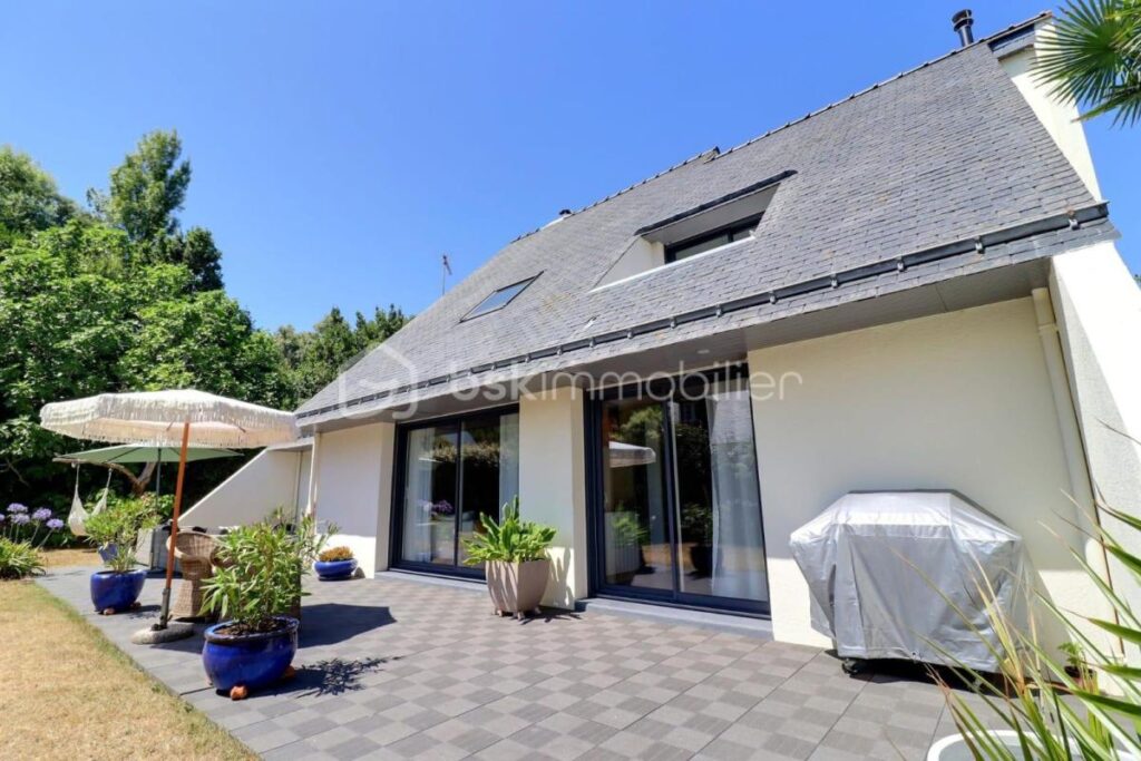 MAGNIFIQUE MAISON D’ARCHITECTE, AU CALME, AU PIED DES COMMERCES ET PROCHE GARE – 6 pièces – 3 chambres – 168 m²