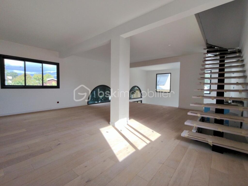 Villa Neuve de 200m² avec piscine – Saint-Paul – 5 pièces – 2 chambres – 200 m²