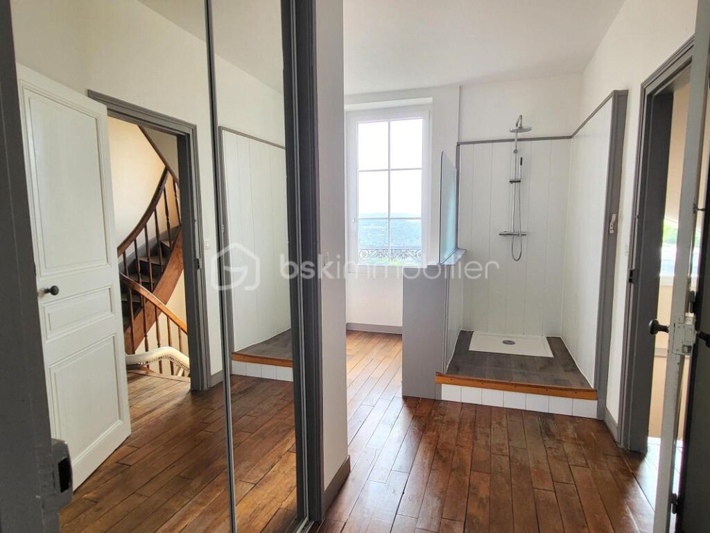 Une maison pleine de vie et de caractère située à Avranches ! – 7 pièces – 4 chambres – 215 m²