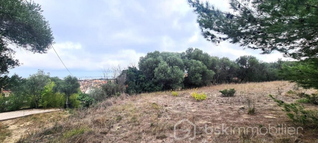 RARE- TERRAIN CONSTRUCTIBLE AVEC VUE++ – NR pièces – NR chambres – 1220 m²