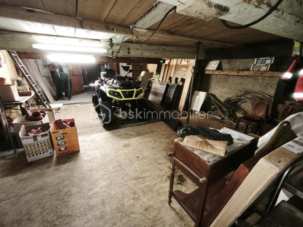 ferme de 303 m2 – 8 pièces – 2 chambres – 303 m²