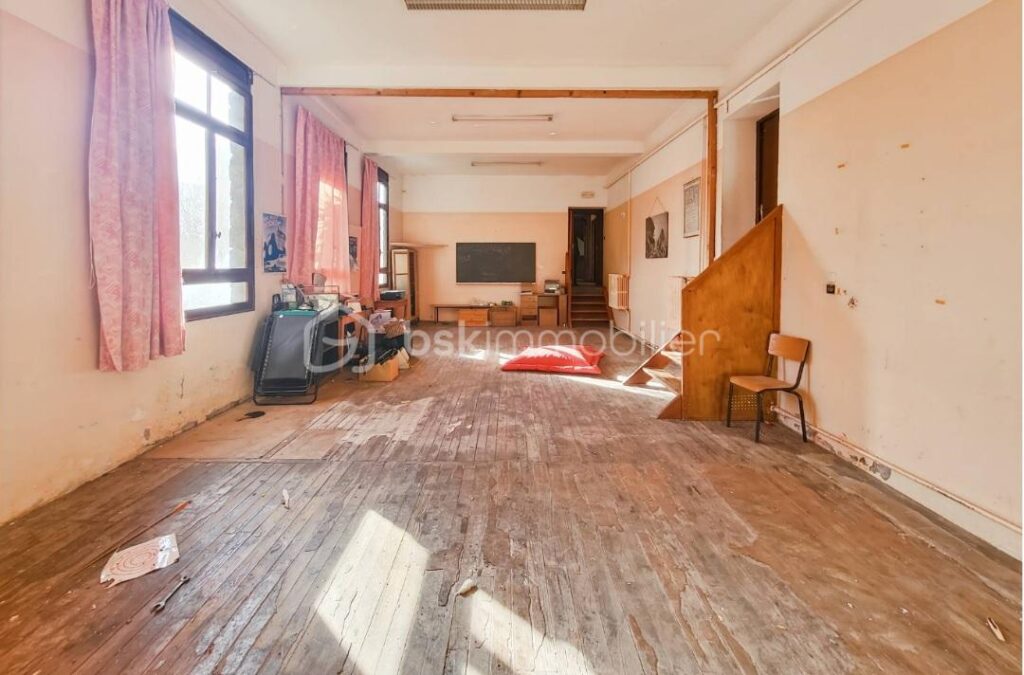 ***Opportunité rare pour investisseurs *-*vaste bâtisse de caractère à Embrun-*** – 40 pièces – NR chambres – 900 m²