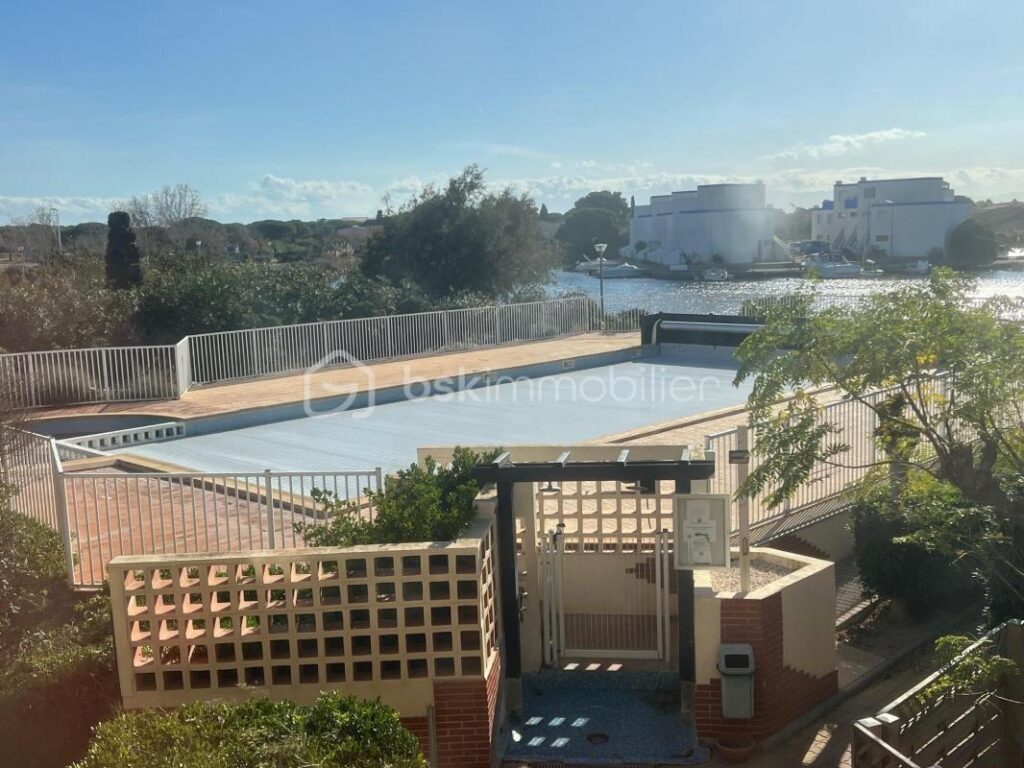 🏡 Charmant T2 avec loggia fermée – Vue piscine – Entre lac et mer 🌊 – 2 pièces – 1 chambre – 34 m²