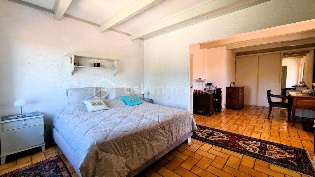 ***Propriété atypique- 299m²- T8- Terrasse- Cour- Garage- Extérieur- Calme- Vue***- Isolé- La Palme*** – 9 pièces – 6 chambres – 299 m²