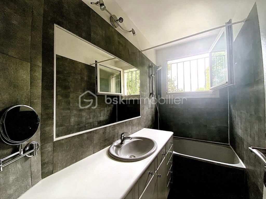 Le Port-Marly- Rue de Paris- Au calme- Prêt à habiter- – 4 pièces – 3 chambres – 62 m²