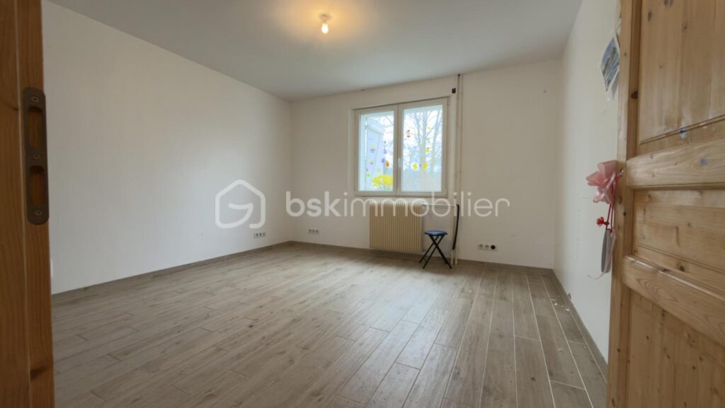 Magnifique maison de 136 m2 sur 4000 m2 de terrain – 6 pièces – 3 chambres – 136 m²