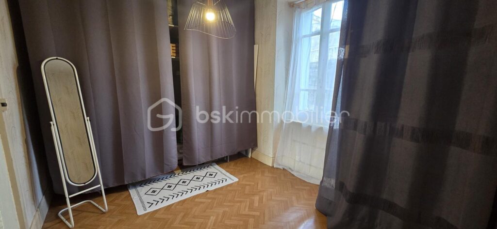 Charmante maison mitoyenne avec jardin à 2 minutes du centre-ville – 6 pièces – 4 chambres – 101 m²