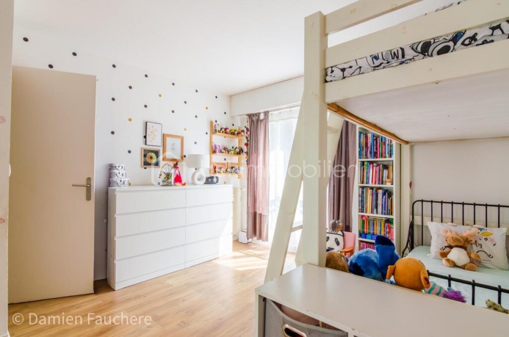 Spacieux 3 pièces traversant et en très bon état ! Avec 2 balcons et une cave, à 2 pas du Centre de Châtillon !! – 3 pièces – 2 chambres – 72 m²