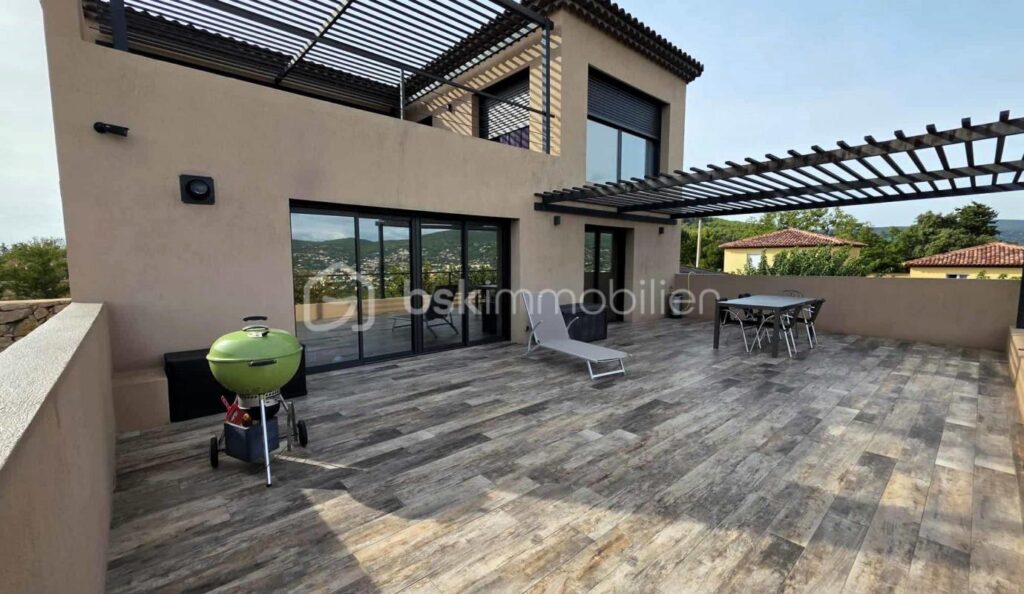 A DRAGUIGNAN (VAR) – COL DE L’ANGE – MAISON D’ARCHITECTE – 255 M² – PISCINE – GARAGE – 7 pièces – 5 chambres – 255 m²