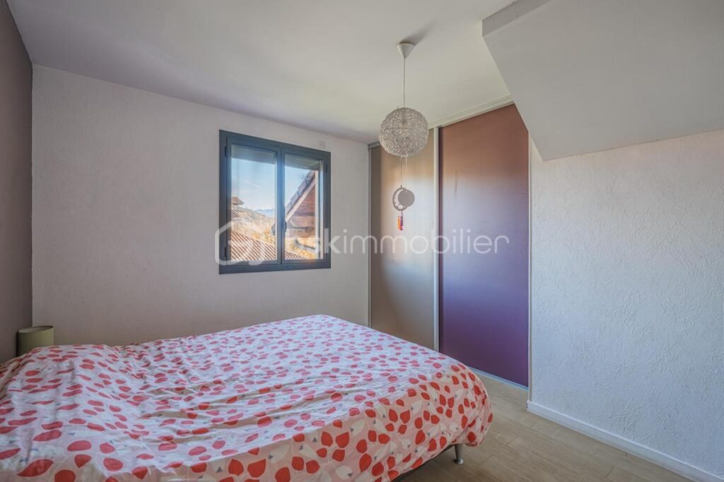 Maison individuelle de 130 m² habitables (174 m² au sol), terrain de 750 m2, vue sur les massifs, DPE C – 6 pièces – 4 chambres – 130 m²