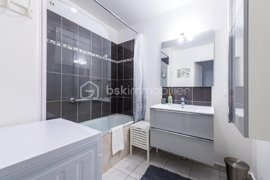 À VENDRE – Appartement 4 pièces – DPE C – Vue Disneyland – Serris (77700) – À 10 min à pied du RER – 4 pièces – 3 chambres – 79 m²