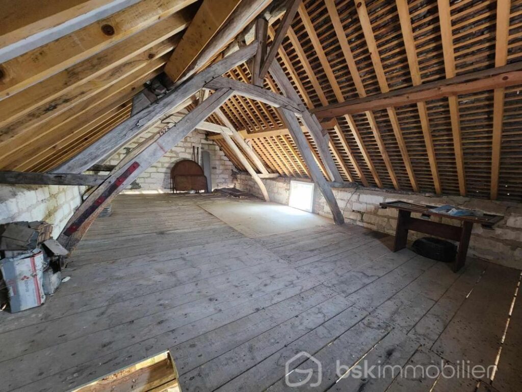 Maison ancienne pleine de charme avec 5 chambres et dépendances – 6 pièces – 5 chambres – 150 m²