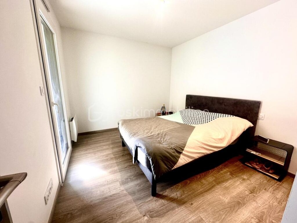 ***Maison familiale refaite à neuf avec deux espaces de vie distincts, piscine et grand terrain – 7 pièces – 5 chambres – 200 m²