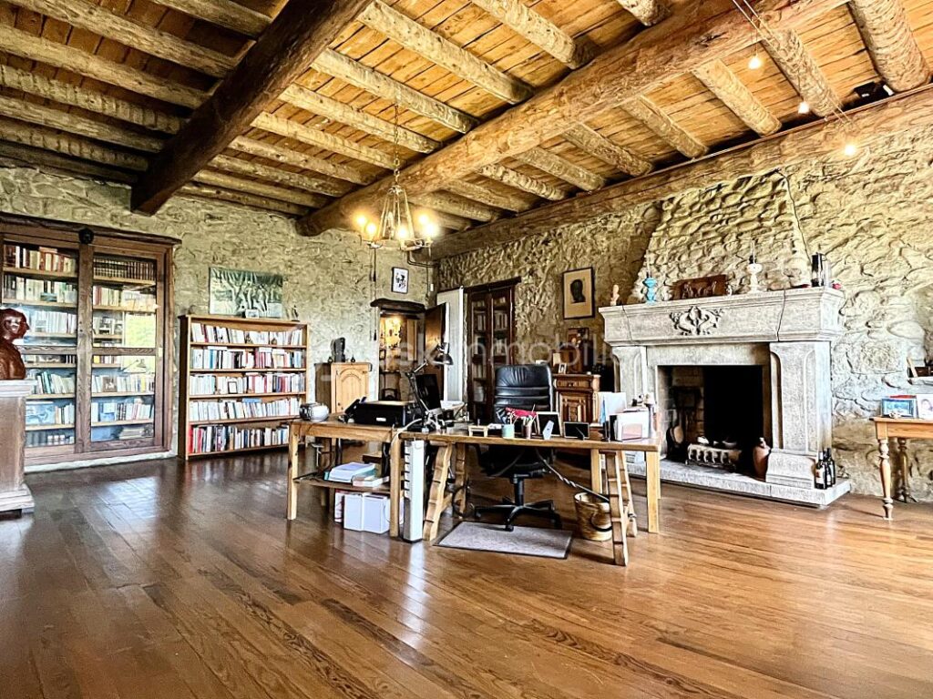 Appartement exceptionnel de 148 m² dans château médiéval du XIIème siècle – 8 pièces – 3 chambres – 148 m²