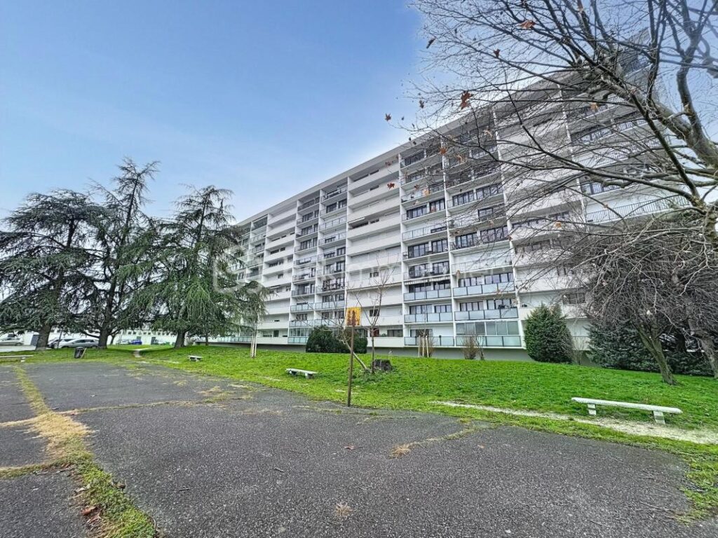 Coup de cœur – T4 transformé en T3 – 77 m² – 8ᵉ étage, vue imprenable, balcon – 4 pièces – 3 chambres – 77 m²