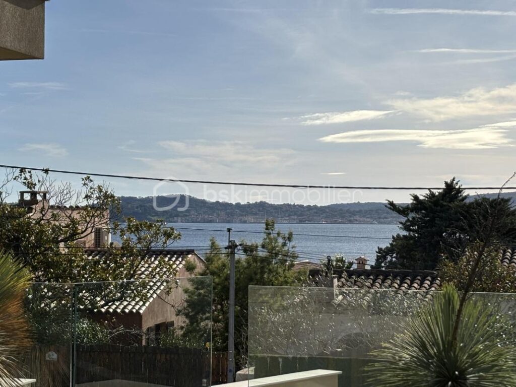 SAINTE MAXIME Villa contemporaine de prestige avec vue mer – 5 pièces – 4 chambres – 262 m²