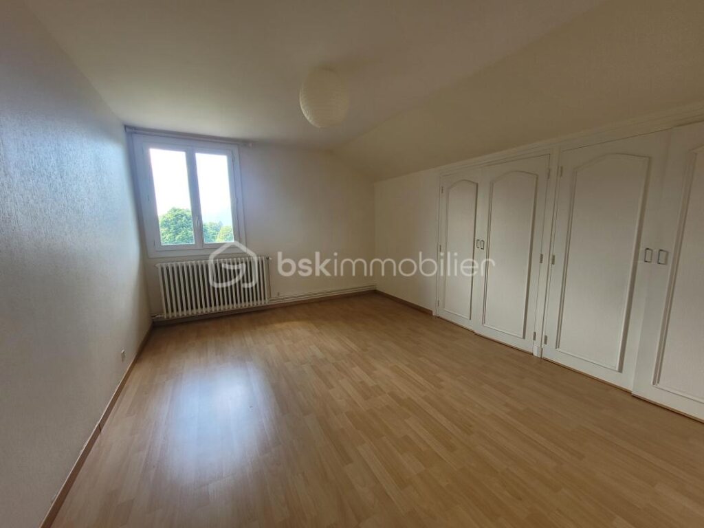 Coublevie Maison Individuelle avec 2300 m² de terrain 420 000 € – 6 pièces – 4 chambres – 230 m²