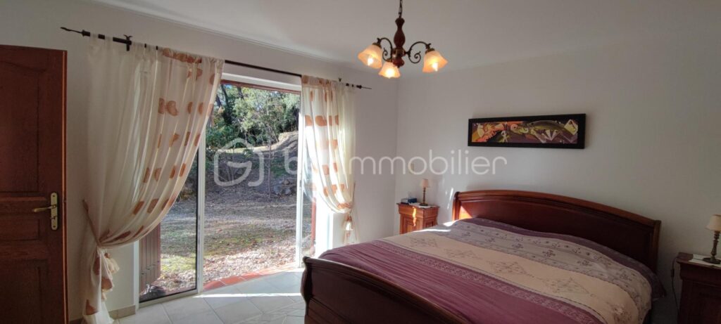 Villa traditionnelle 250 m² T2 terrain 7300 m² Piscine – 8 pièces – 5 chambres – 250 m²