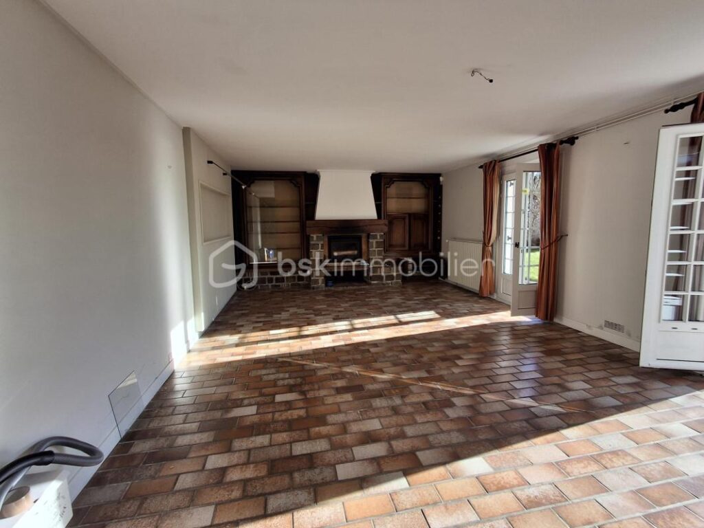 ***CHARMANTE MAISON ANCIENNE 135 M2 HAB. AVEC BEAU JARDIN 420 M2, GARAGE FERME ET DEPENDANCES *** – 7 pièces – 4 chambres – 135 m²