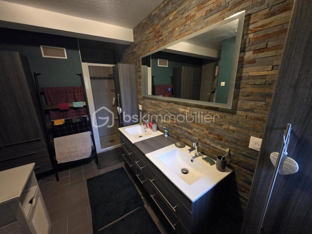 Magnifique longère de 131m² et ses dépendances à Saint Benin d’Azy – 4 pièces – 3 chambres – 138 m²