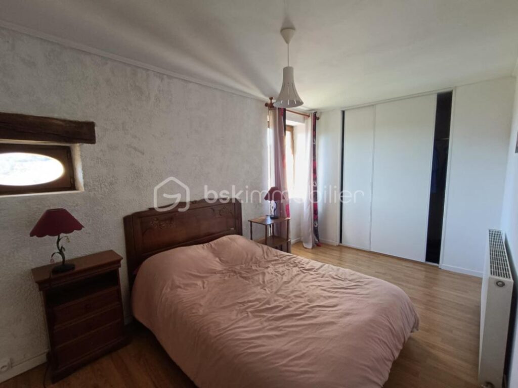 Ancienne et Magnifique Bâtisse en Pierres de 132 m2, située à Doissat 24170 – 6 pièces – 4 chambres – 132 m²