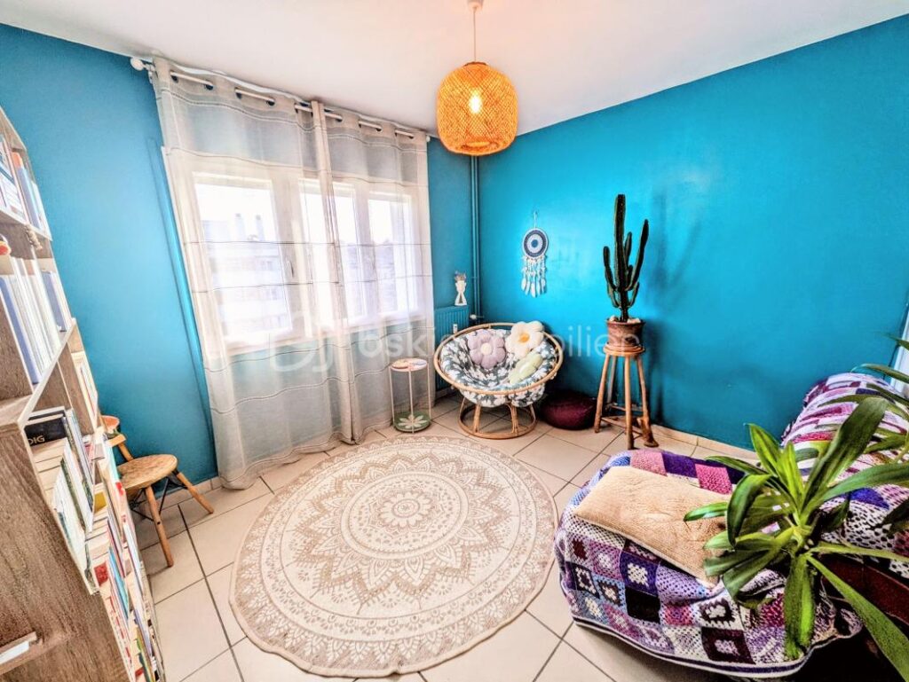 ✨ Bien rare à Valence ! Appartement T4 au 6ᵉ étage avec ascenseur, vue exceptionnelle sur le château de Crussol, quartier très prisé – 4 pièces – 2 chambres – 68 m²