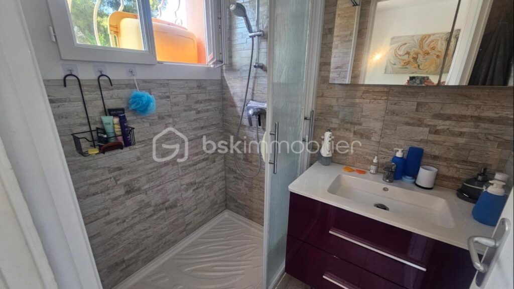 A LES ISSAMBRES (VAR) – PROPRIETE 7 PIECES 173 M² AVEC GRAND GARAGE ET PISCINE – VUE MER – 7 pièces – 4 chambres – 173 m²