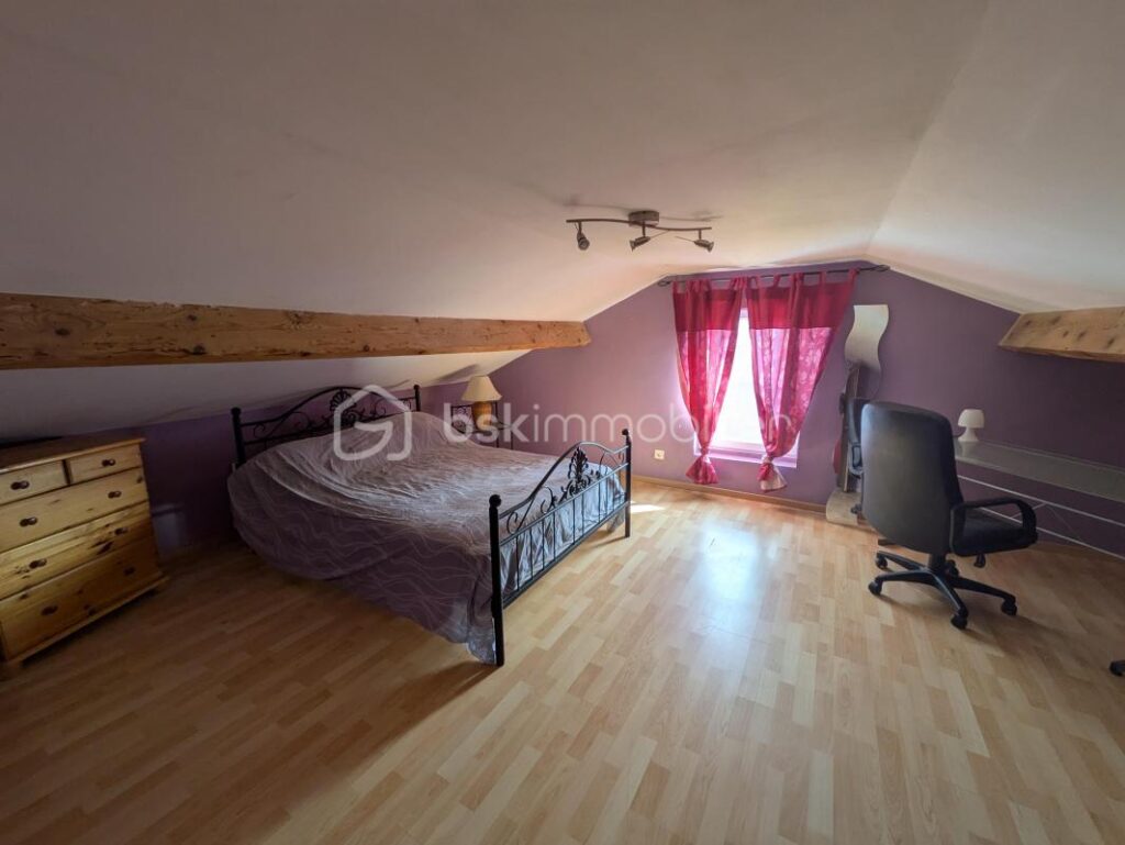 Maison individuelle dans petit village – 6 pièces – 4 chambres – 114 m²