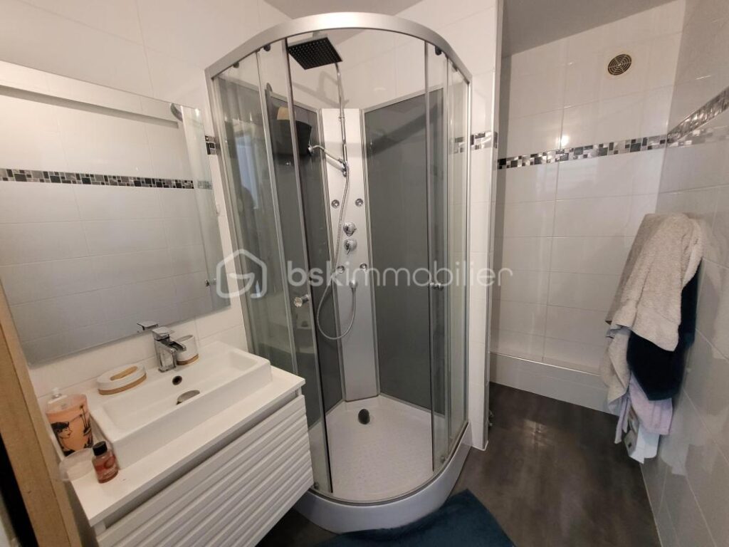 Rives Maison familiale Individuelle 250 000 € – 8 pièces – 7 chambres – 194 m²