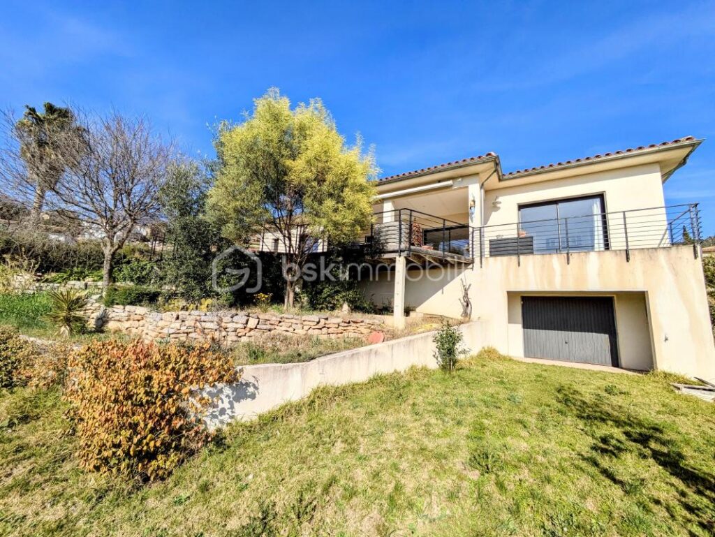 Maison de plain pied de 110m2, une vue dégagée, piscine – 4 pièces – 2 chambres – 110 m²