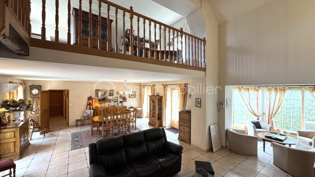 À vendre : Grande maison de ville à Germigny-l’Évêque 210m2 – 7 pièces – 5 chambres – 210 m²