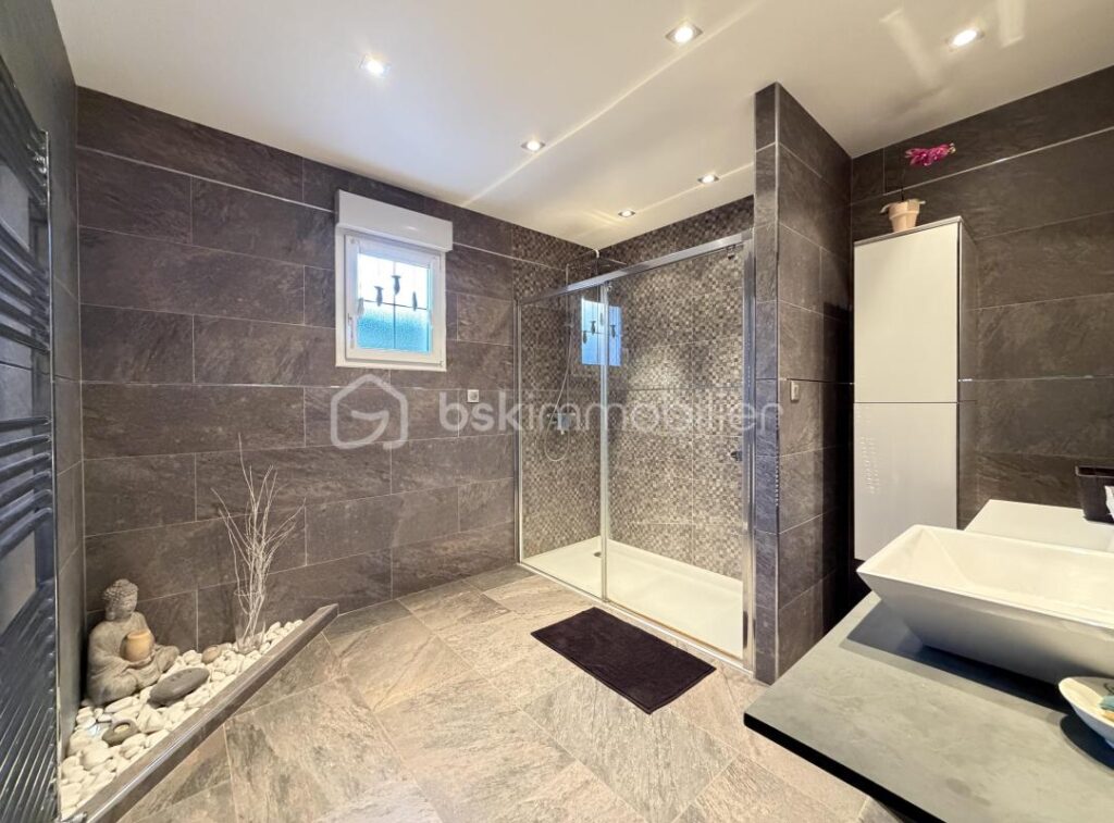 À vendre – Maison d’architecte indépendante à Fublaines (2005) – 8 pièces – 5 chambres – 205 m²