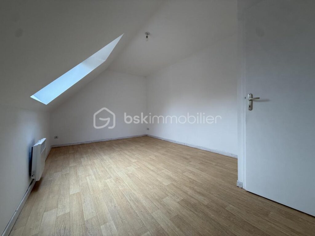 Maison familiale à 5 minutes de Pont-l’Évêque – Grand terrain de 3 900 m² et belle vue – 4 pièces – 3 chambres – 104 m²