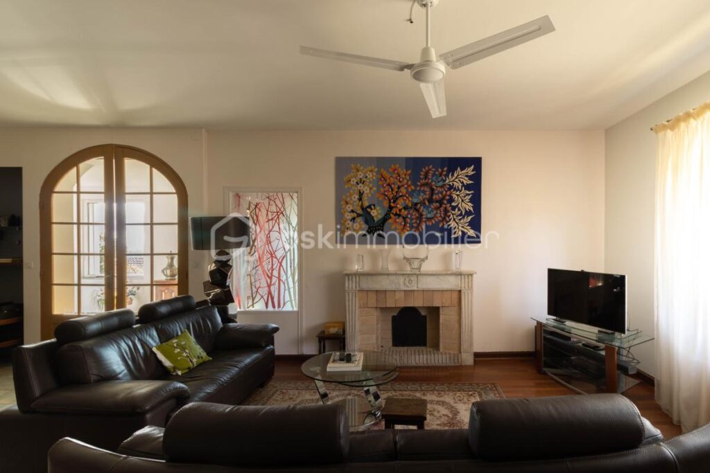 Demeure de caractère avec ascenseur, dépendances et terrain piscinable – 8 pièces – 6 chambres – 255 m²