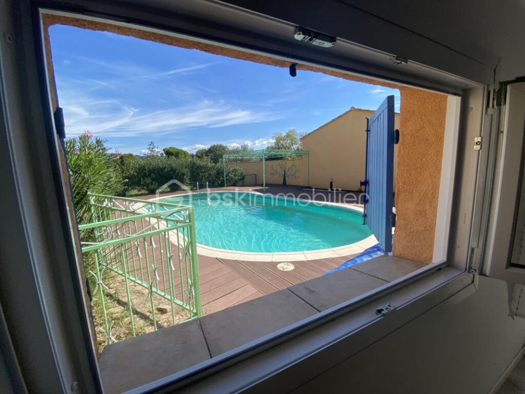 Maison de plain-pied avec piscine, jardin entièrement clôturé avec vue dégagée sur les monts du Luberon – 7 pièces – 4 chambres – 150 m²