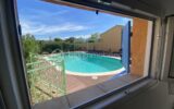 Maison de plain-pied avec piscine, jardin entièrement clôturé avec vue dégagée sur les monts du Luberon – 7 pièces – 4 chambres – 150 m²