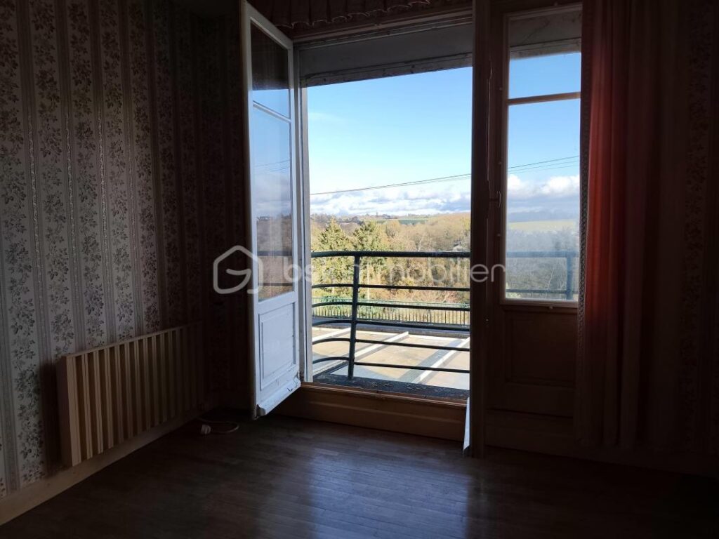 À deux pas du centre-ville de Saint-James – Une maison pleine de potentiel avec véranda et vue dégagée – 5 pièces – 2 chambres – 83 m²