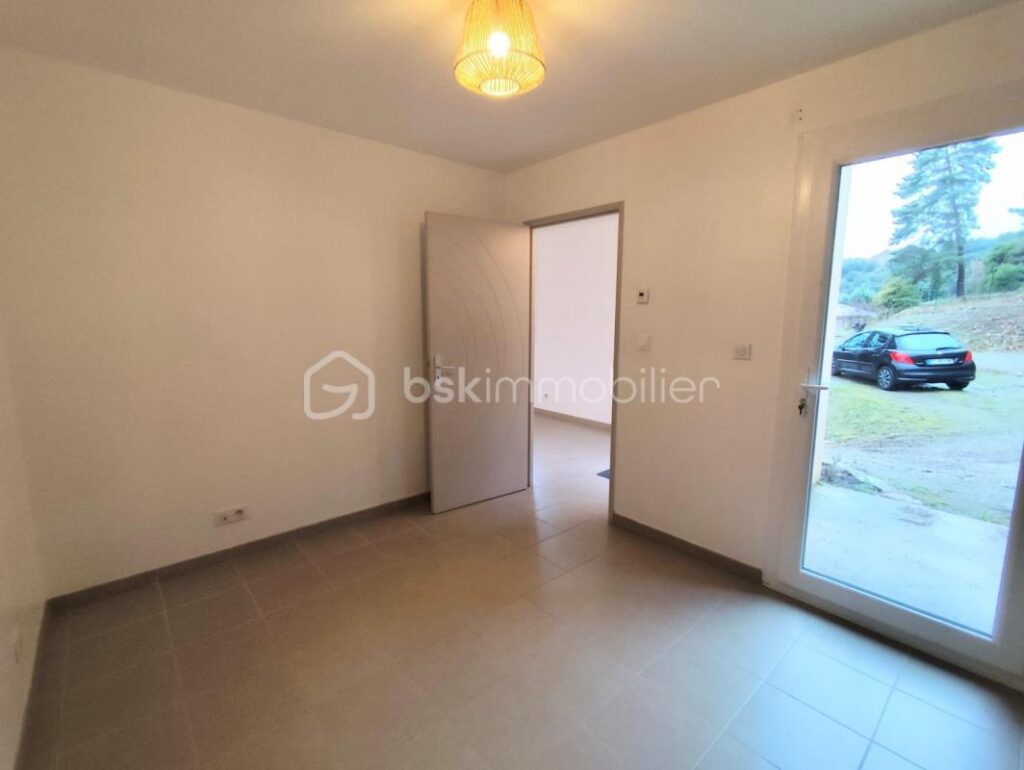 Villa récente avec vue exceptionnelle – Riols – DPE A – Terrain + parcelles – 3 pièces – 2 chambres – 82 m²