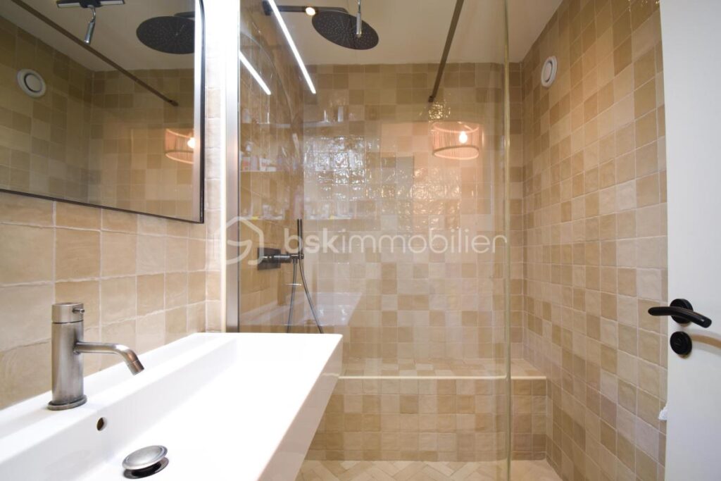 A la vente T3 entièrement rénové au 3ème et dernier étage! – 3 pièces – 2 chambres – 52 m²